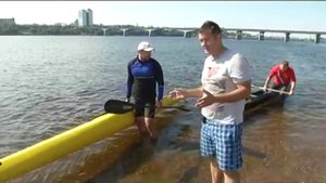 Гребля на байдарке. Пробует новичок.