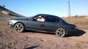 Nissan Maxima 3.0 забирается в гору