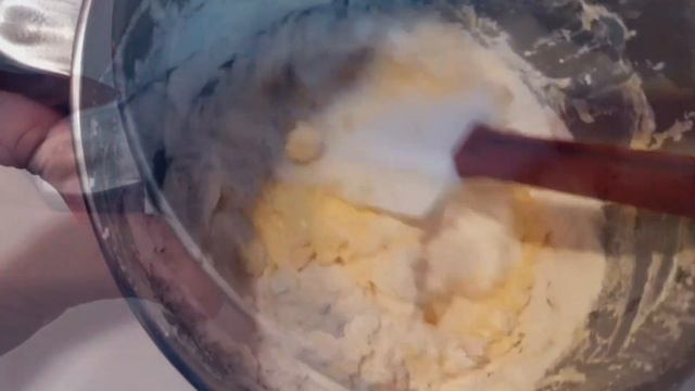 HOW TO MAKE A DELICIOUS PLUM CAKE WITH CHOCOLATE DROPS // VIDEO TUTORIAL WITH RECIPE смотреть онлайн