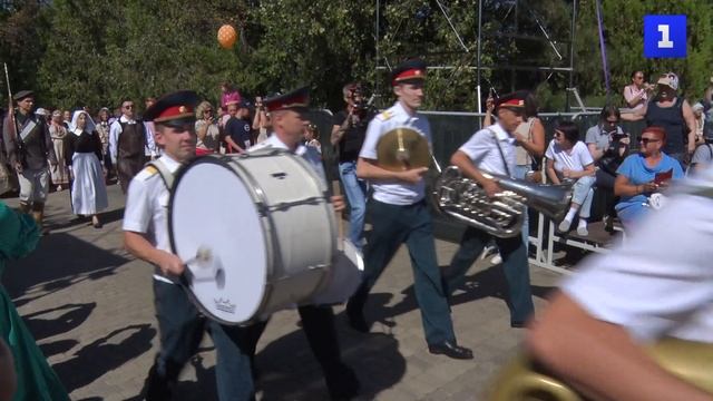 Реконструкторы развернули военные лагеря на Малаховом кургане