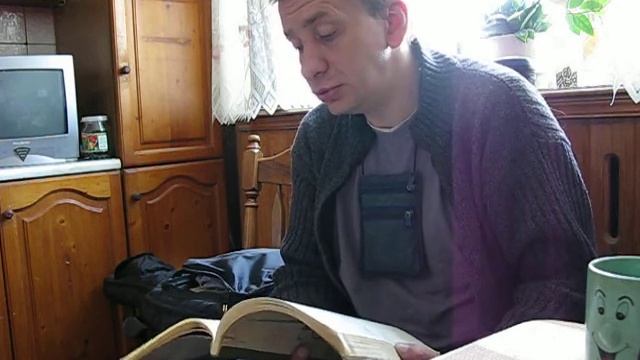 Михаил Фролов читает свои стихи