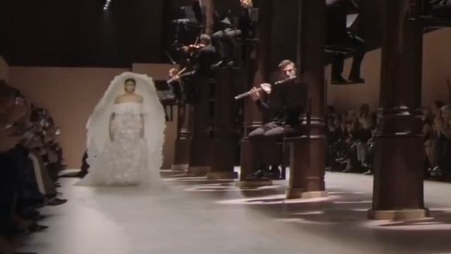 Kaia Gerber TRIPS on her wedding dress at Givenchy Haute Couture Spring/Summer 2020 fashion show смотреть онлайн