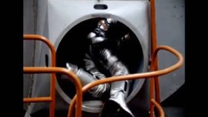 Астронавт влезает в The Lunar Module