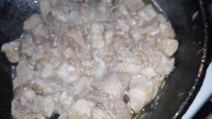 Макароны со свининой и подливкой.