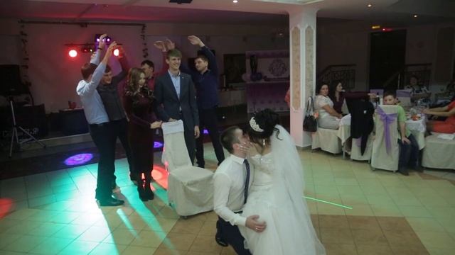 Прикольная интерлюдия на свадьбе с различными видами поцелуев смотреть онлайн