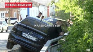Два автомобиля после ДТП повисли на мосту под Саратовом
