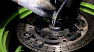 Заменил подшипники в переднем колесе Kawasaki ZZR600