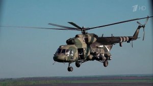 Ми-8 обеспечивают безопасность на предельно малой высоте российским военным и гуманитарным колоннам