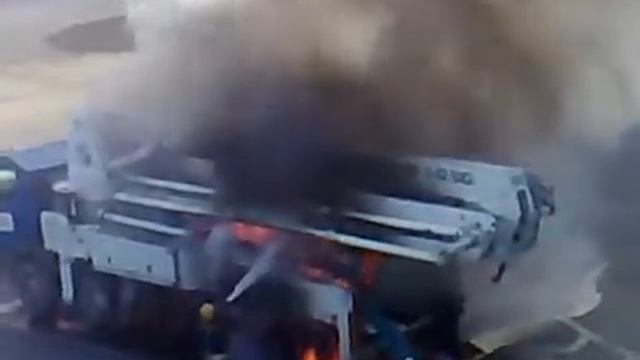 Автобетононасос загорелся на ходу смотреть онлайн