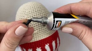 Как приклеить глазки вязанной игрушке амигуруми