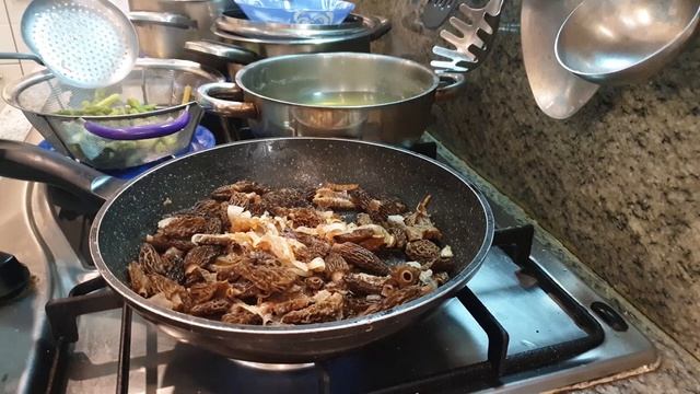 Сметанный соус со сморчками и спаржей Часть1. смотреть онлайн