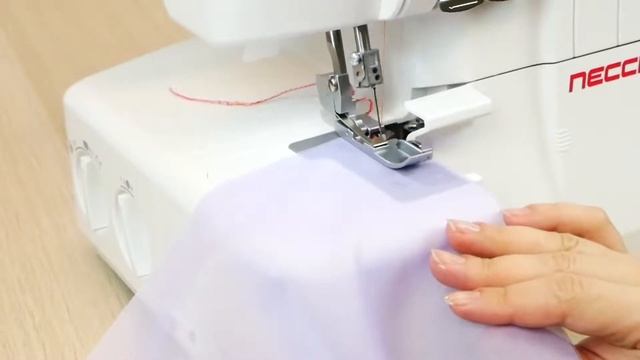 Роликовая строчка на оверлоке Necchi 4455D