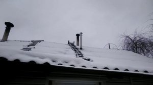Меняю трубу на крыше и буржуйку в доме.
