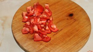 Салат из рукколы с помидорами под кисло - сладким соусом