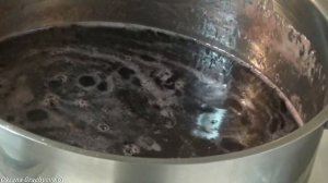 Клубничное варенье с целой ягодой и густым сиропом.