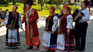 Ой там на горі, ой там на крутій,
ой там сиділа пара голубів
