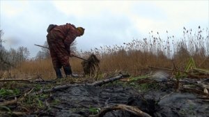 Ловля рыбы граблями, но работает не всегда и состояние моста и речки