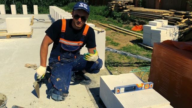 Олег Се | Укладка первого ряда газобетонных блоков |  DIY