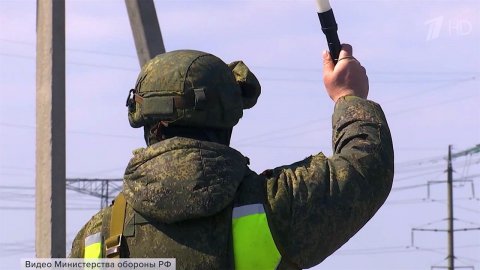 Сотрудники военной автоинспекции обеспечивают безо...йск и гуманитарной помощи по территории Украины