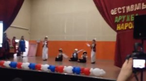 Фестиваль дружба народов мира. Русские ребята танцует "Кара -Жорго".