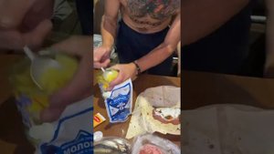 БЕЗУМНЫЙ ПАША. ОЛЕГ МОНГОЛ ГОТОВИТ ШАУРМУ. ПОТОМ ЖРУТ ОДНУ НА ДВОИХ С ФЕДЕЙ.
