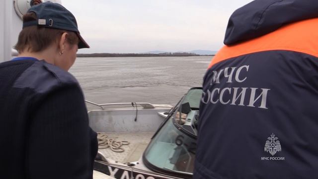 Инспекторы ГИМС в первые дни навигации патрулируют акваторию для соблюдения мер безопасности смотреть онлайн