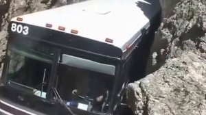 Жесть!!! Горы. Автобус прошел через игольное ушко