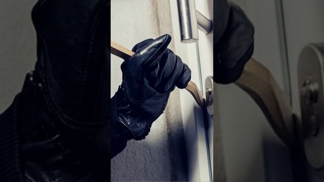 На сколько оборотов закрывать замок входной двери? #входныедвери #двери