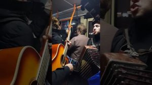 КЛАССНО ПОЮТ ЦИГАНЕ В КИШИНЁВЕ. По дороге в спортзал, смог  заказать пару песен... ??