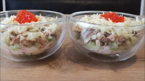 Слоеный салат с икрой и горбушей Порционный салат