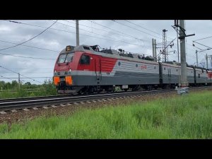 Электровозы 3ЭС5К и ВЛ8080р тянут в шесть секций состав на перевал