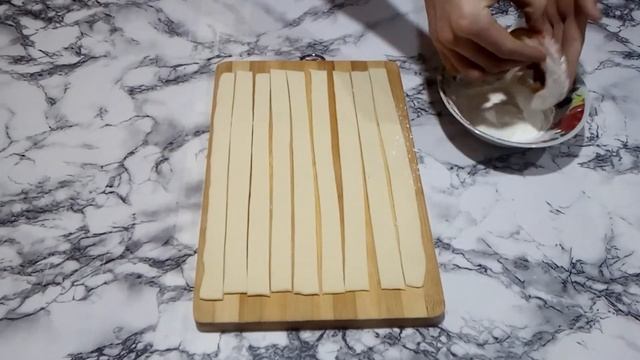 Цветочки из слоеного теста с ананасом?и яблоком?