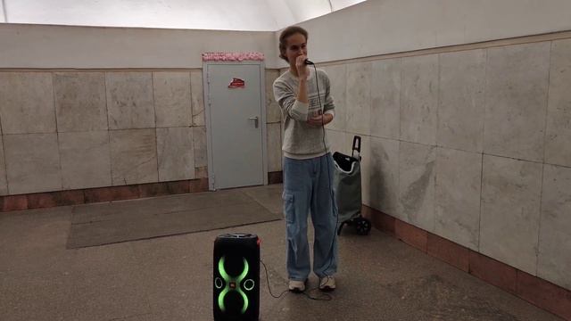 Michael Bublé - It's Beginning To Look A Lot Like Christmas -Песню спел в метро Москвы Денис Примак смотреть онлайн