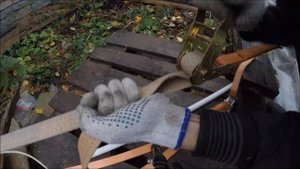 Правка гнутой металлической калитки с помощью стяжки