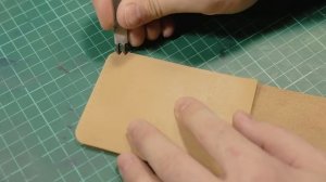 Простой кошелек своими руками из кожи растительного дубления