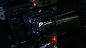 купил магнитолу , включается до логотипами сразу выключается
