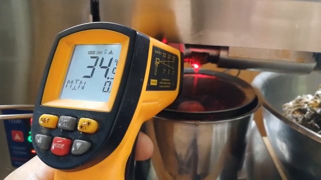 Замеряем температуру сыродавленного масла РАСТОРОПШИ. 36 градусов в точке выхода масла.