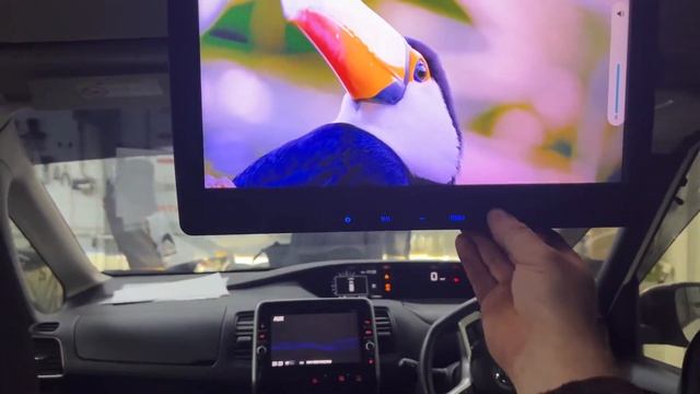 Nissan Serena. Потолочный монитор. смотреть онлайн