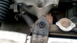 Мазда 323 BF под капотом (Mazda 323 BF)