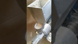 Экструдер для производства кормов для животных с ножом