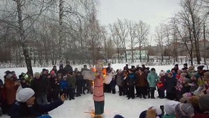 Сжигание чучело на масленицу .