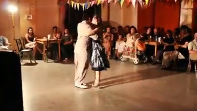 MARTIN Y FLOR - ELLA ES ASI - EN MILONGA LA POPULAR NEUQUEN смотреть онлайн