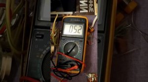 Частота в сети 220в. Прибор меряет мгновенные отклонения 2000 раз в секунду скачки более 9 вольт.