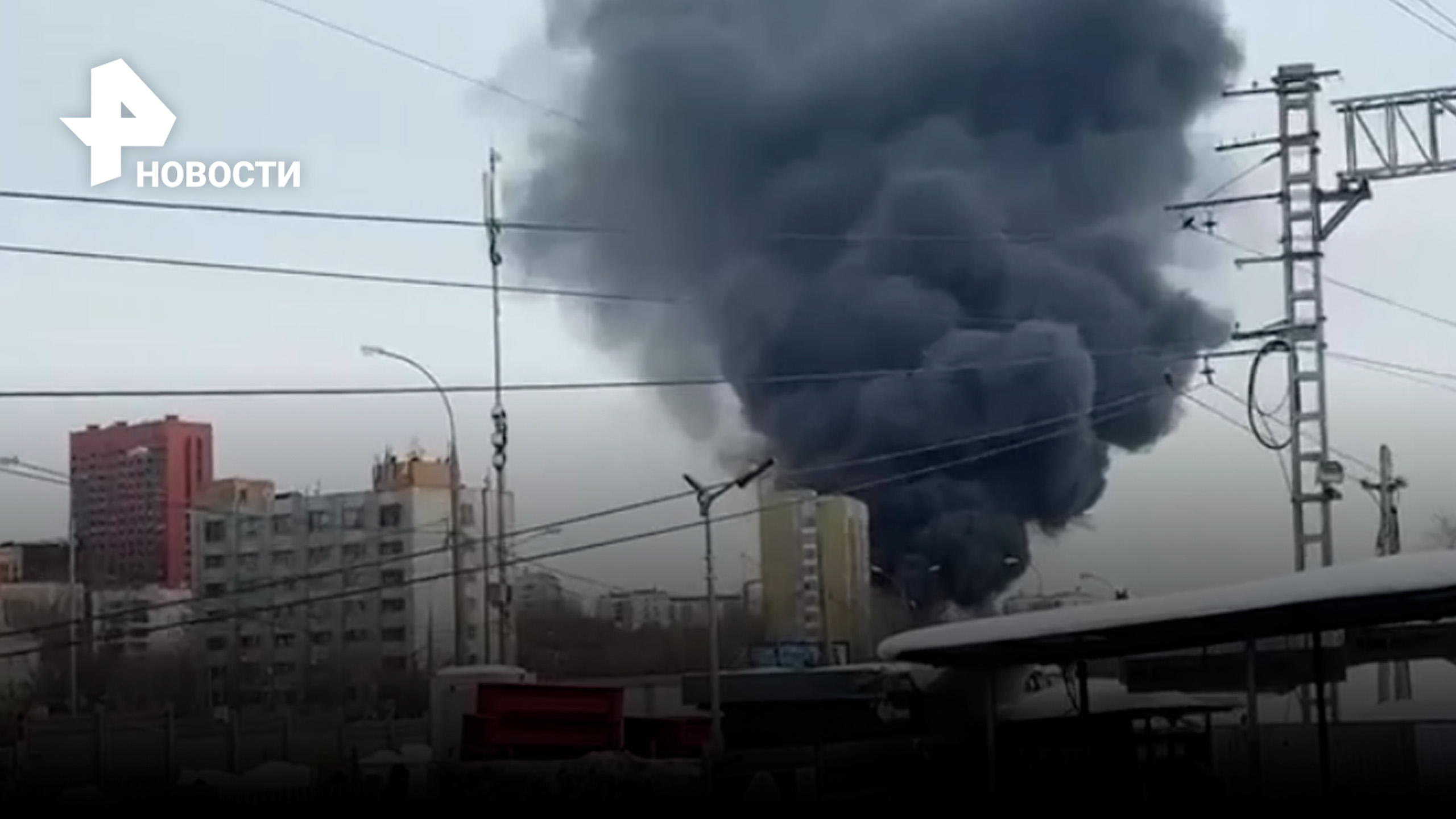 Мощный пожар разгорелся на юге Москвы