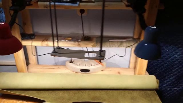 Полка из досок, покрытая воском, и кронштейн для видеосъёмки | Рабочее место кожевника