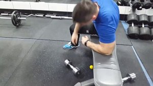 Подъем гантели лёжа на боку (для задней дельты)