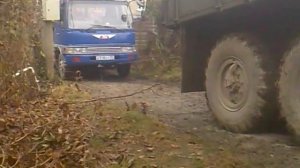 Зил 131 тянет бетононасос Hino