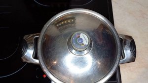 Томлёная говядина с печёным картофелем.