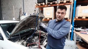 Диагностика системы кондиционирования с помощью смотровой колбы.