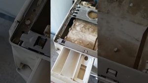 Где находится клапан подачи воды в стиральной машине?